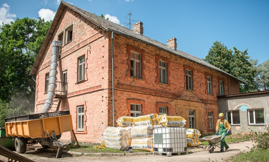 ATJAUNOS PILNĪBĀ. Danču mājas pārbūvi paredzēts pabeigt līdz gada beigām.
Autors: Imants Kaziļuns