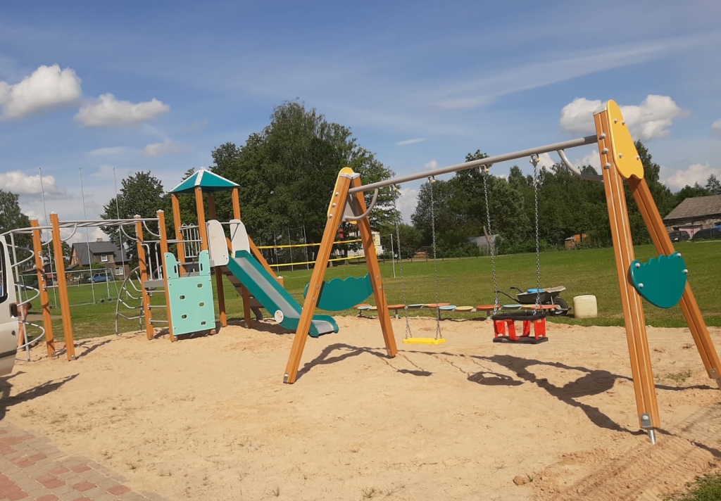 BĒRNU PRIEKAM rotaļu laukums Gostiņos.
Autors: no Marinas Širokovas albuma