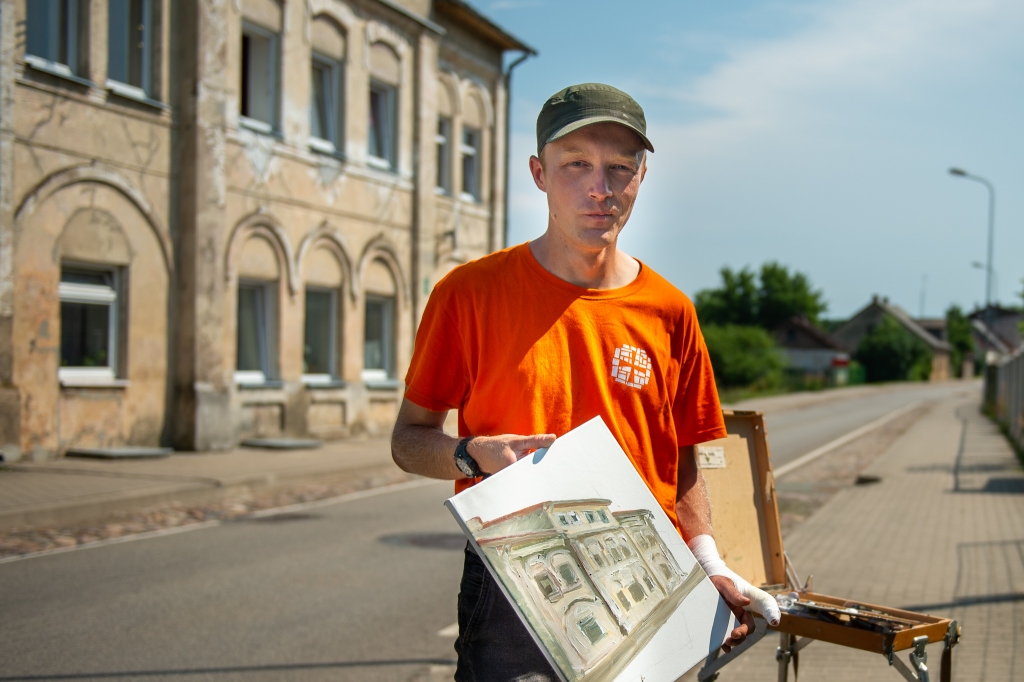 Ar savainotu pirkstu. Alberts Miķelsons šo plenēru vēl ilgi atcerēsies.