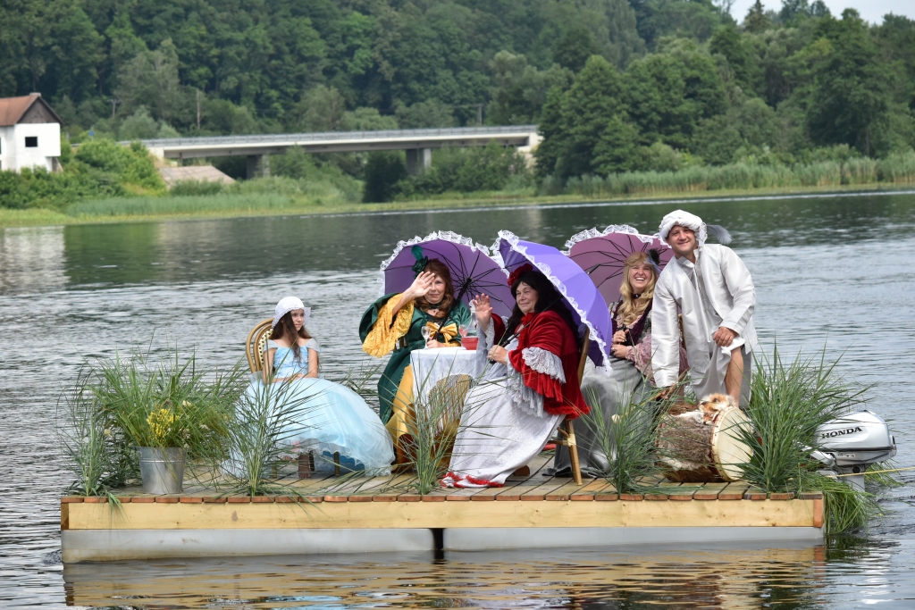 Dzīres uz plosta! Vīgantes muižas grāfienes peldlīdzekļu parādē izcēlās ar gracioziem tērpiem.
Autors: Ginta Grincēviča