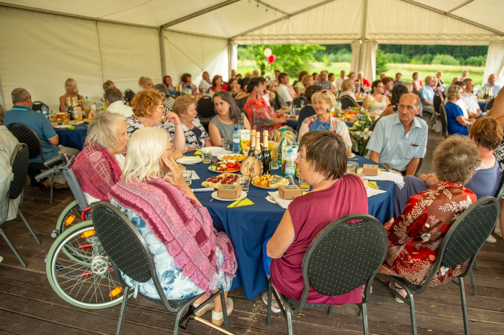 Svētki visiem. Jubilejas ballē kopā priecājās gan viesi, gan aprūpes centra iemītnieki.