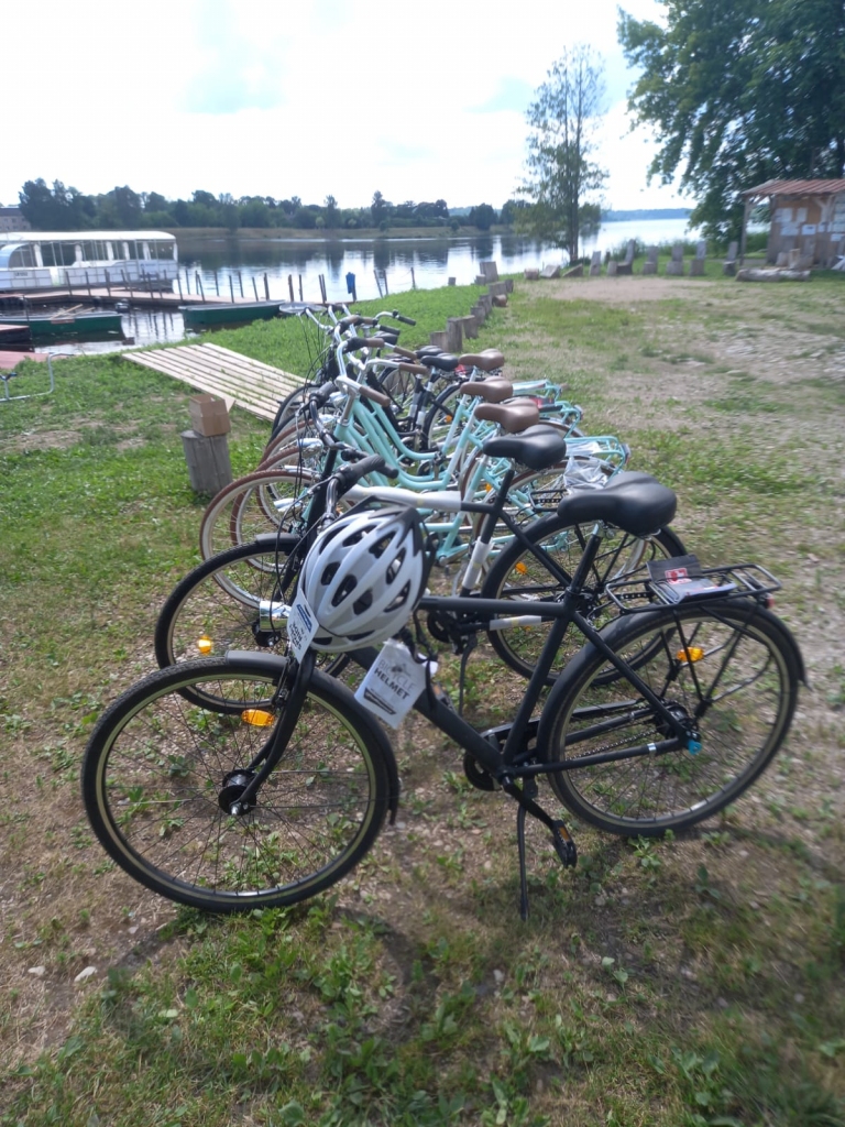Piestātnē var nomāt velosipēdus. Kopš jūlija sākumā kuģīša “Balta kaza” piestātnē pie Klidziņas var nomāt arī velosipēdus, lai dotos braucienā pa Skrīveriem. Tāpat velosipēdu noma būs iespējama arī Jaunjelgavas pusē. Kuģīša “Balta kaza” saimnieks Jānis Zariņš teic, ka šis projekts dažādu apstākļu dēļ īstenots apmēram divus gadus, nu beidzot velosipēdi  iegādāti. Projekts īstenots ar Lauku atbalsta dienesta finansiālu atbalstu. Kuģīša piestātnē nomai tiek piedāvāti astoņi pilsētas velosipēdi, kas aprīkoti ar septiņiem ātrumiem, apgaismojumu, tie ir praktiski. Velosipēdus varēs nomāt kopā ar  riteņbraukšanai nepieciešamo ekipējumu. Interesenti ar velosipēdu varēs doties ne vien braucienā gar Daugavas krastu, bet arī tālākā Skrīveru izpētes ekspedīcijā.
Autors: Liena Valdmane-Girgensone
