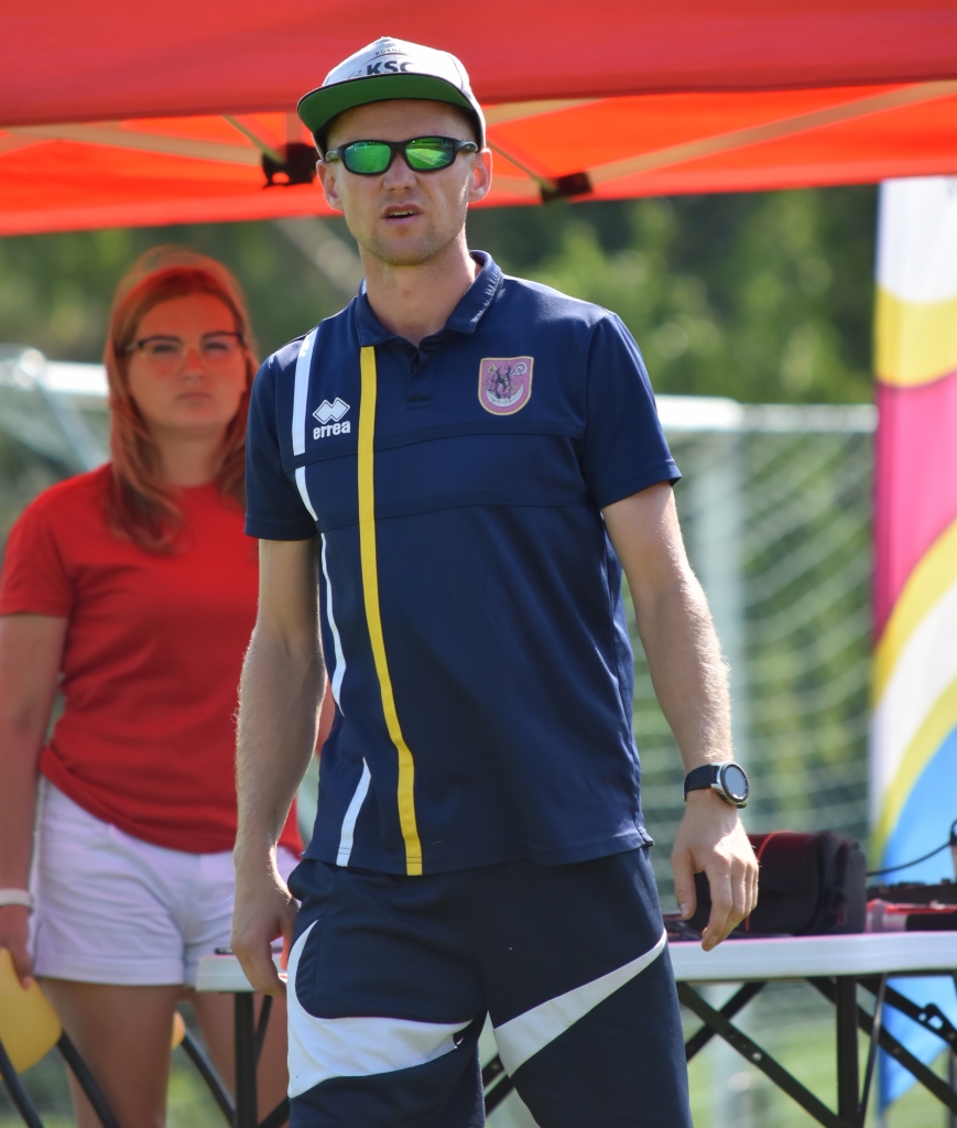 Trīssoļlēkšanas gigants. Māra Bružika kausa izcīņas sacensībās trīssoļlēkšanā pieaugušo konkurencē uzvarēja Dāvis Kalniņš.