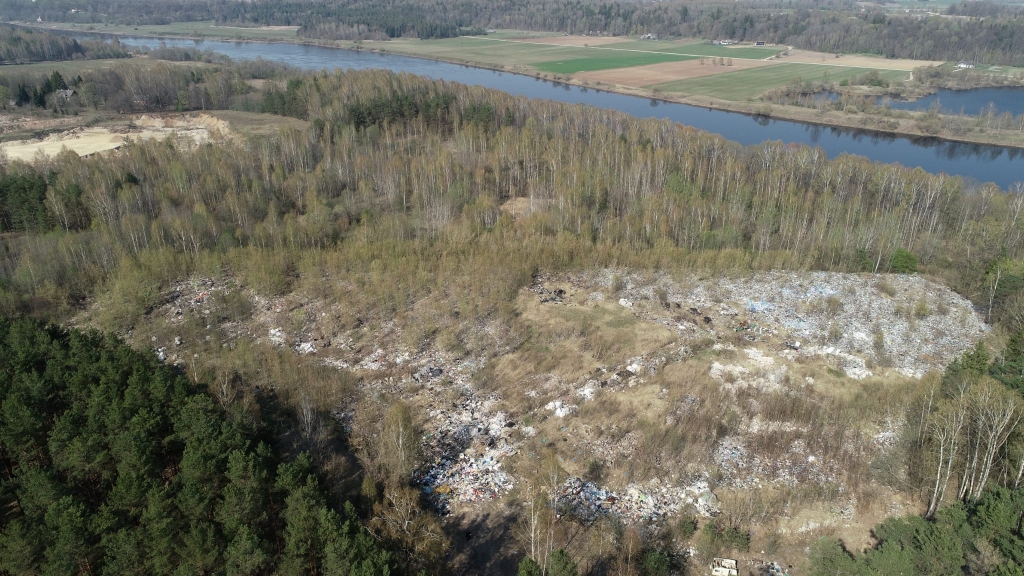 Totēnu izgāztuves aerofoto. No augšas var labi novērtēt patieso piesārņojuma daudzumu.
Autors: Andris Rāviņš