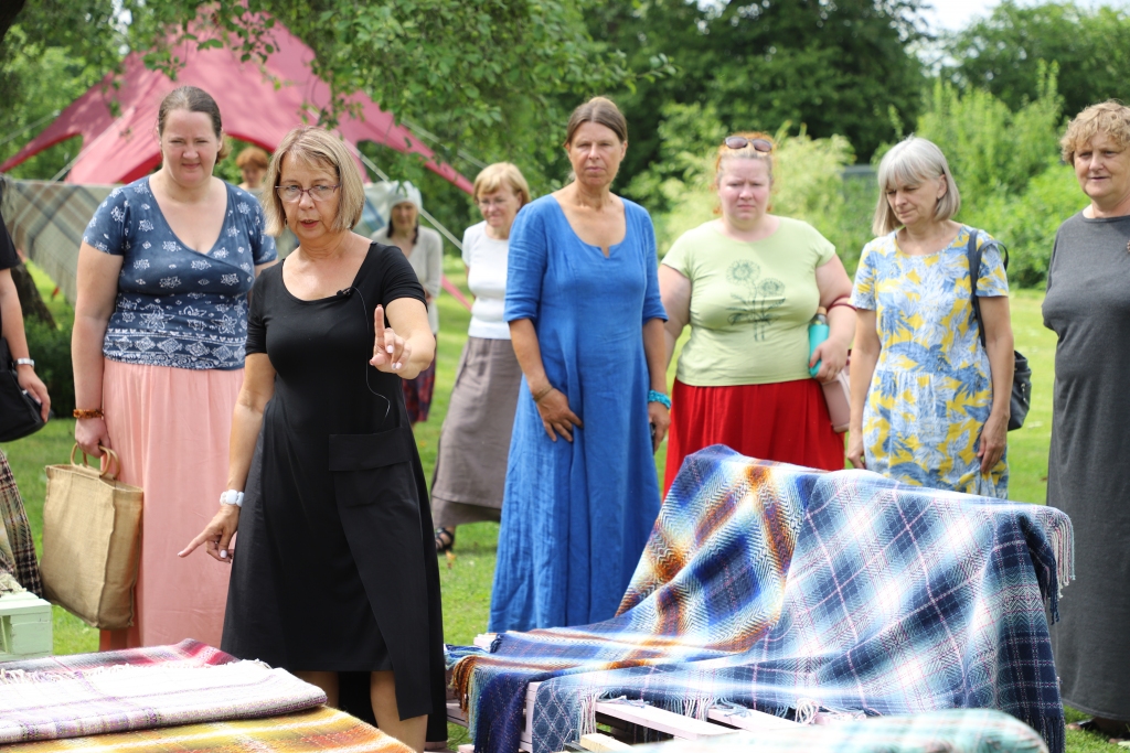 Pirmā meistarklase. Saistībā ar Baibas Vaivares izauklēto projektu “Tradicionālo lielo vilnas lakatu aušana” Skrīveros notika pirmā meistarklase. Attēlā — lakatus izrāda viena no labākajām audējām Latvijā meistare Vēsma Bērziņa.