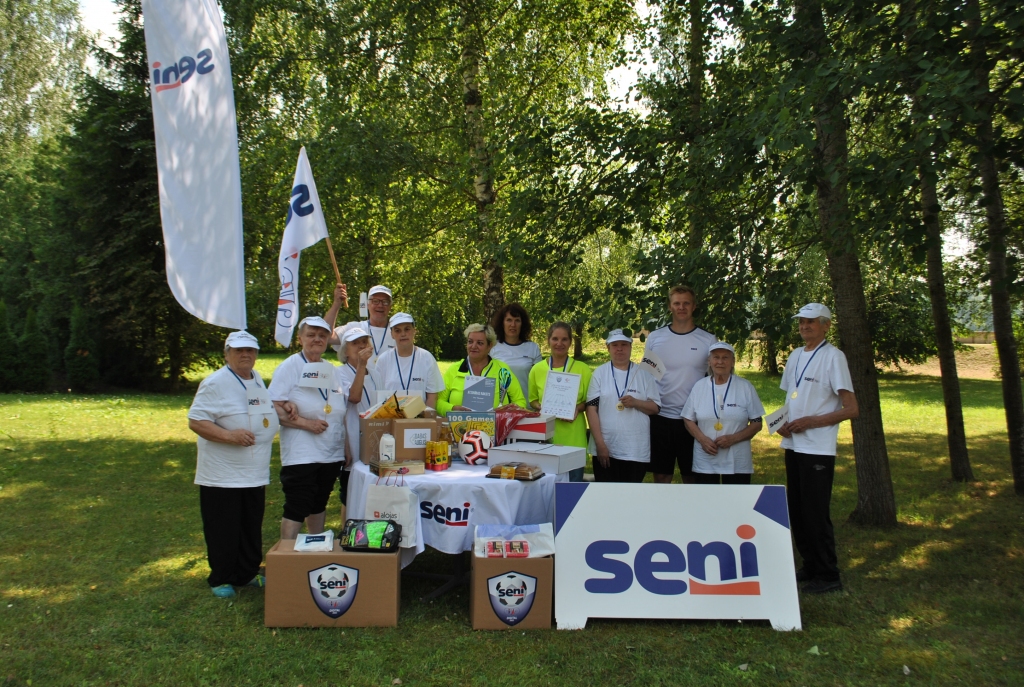 UZVARĒTĀJI IR VISI! Sociālās aprūpes centra “Pļaviņas” komanda ar turnīra rīkotāju pārstāvjiem.