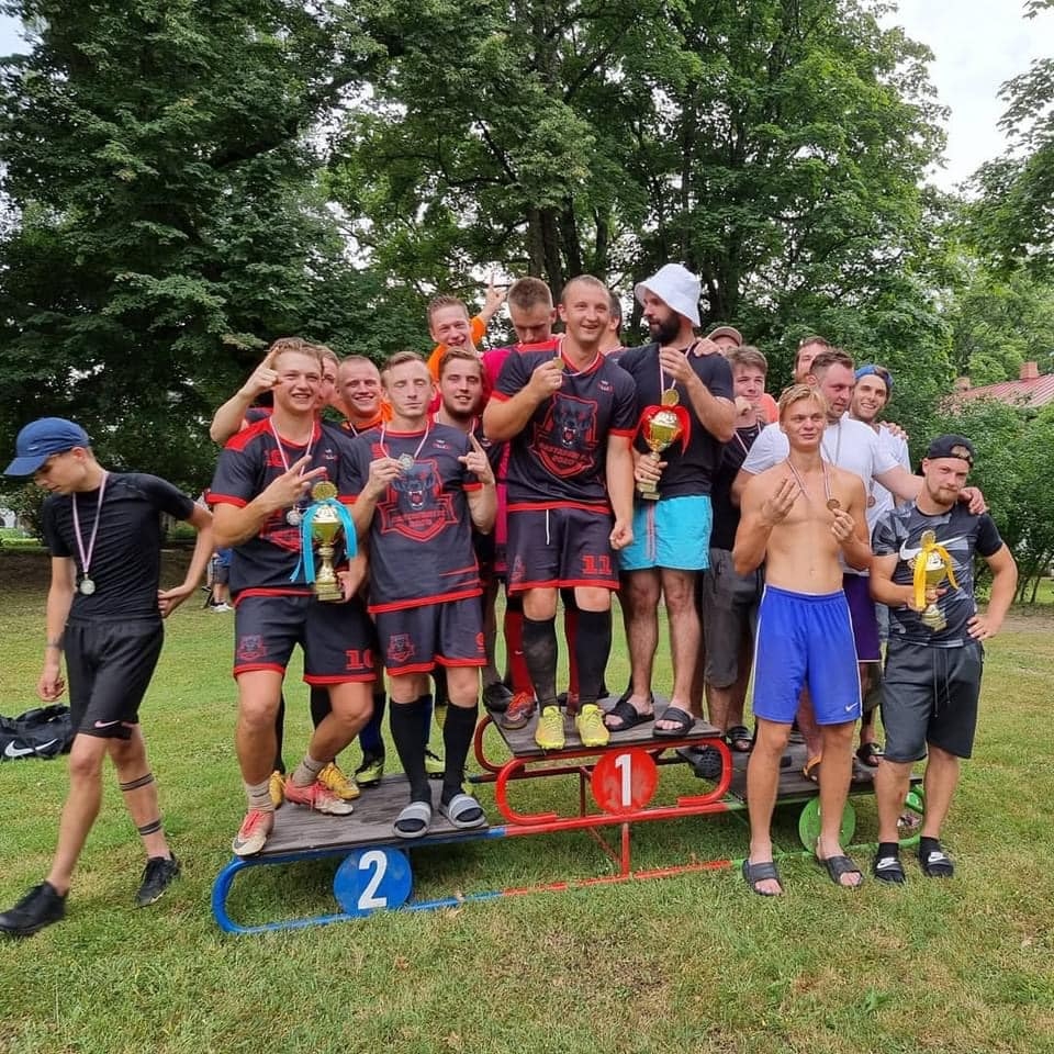 FUTBOLISTU TRIUMFA BRĪDIs. Viens no spraigākajiem pasākumiem Sporta svētkos visas dienas garumā bija futbola sacensības. Finālā 1. vietu izcīnīja “Rastafari X” komanda, kuras spēlētāju sastāvā pamatā bija neretieši, 
2. vieta “Rastafari Y” komandai, ko pārstāvēja pamatā pilskalnieši, goda pjedestāla 3. pakāpienu izcīnīja Ērberģes komanda.
Autors: Aivars Miezītis