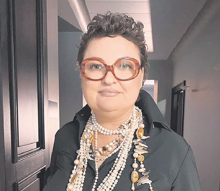 Aiga Veckalne ir valodniece, tulkotāja, kā arī lektore ar 20 gadu pieredzi. Valodniece runā un izglīto par valodu un tās lietojumu — gan lekcijās, semināros, meistarklasēs, gan sarunās raidierakstā “Pieturzīmes”.
Autors: no personīgā albuma