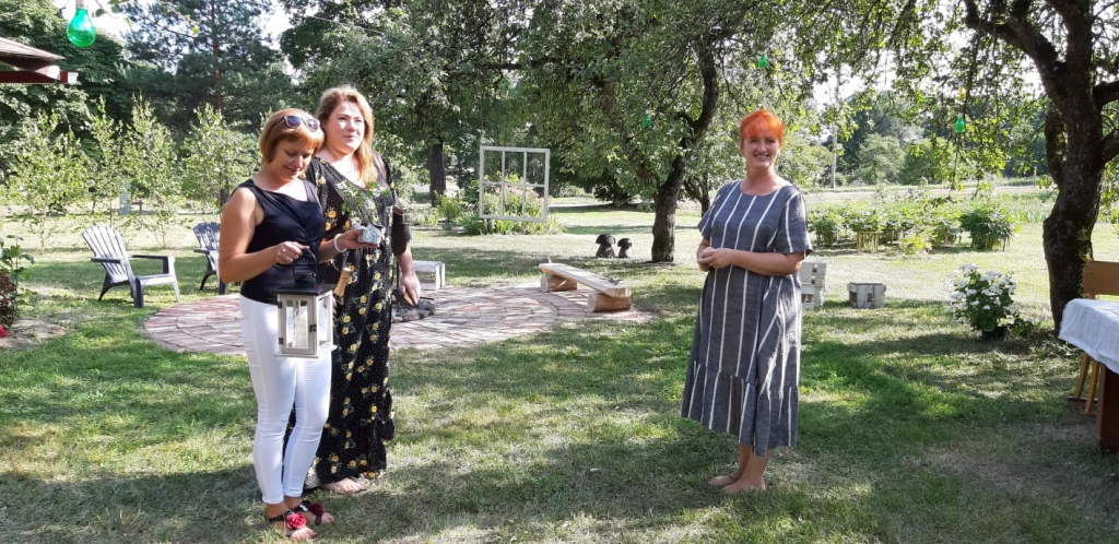 “Vizbuļu” saimnieci Kristīni Ginaiti (no labās) “Mājas kafejnīcu dienā” apciemoja arī Pļaviņu uzņēmējdarbības attīstības speciāliste Elita Kaņepēja (no kreisās) un tūrisma attīstības speciāliste Līva Kotina, kas pierunāja Kristīni piedalīties šajā pasākumā.