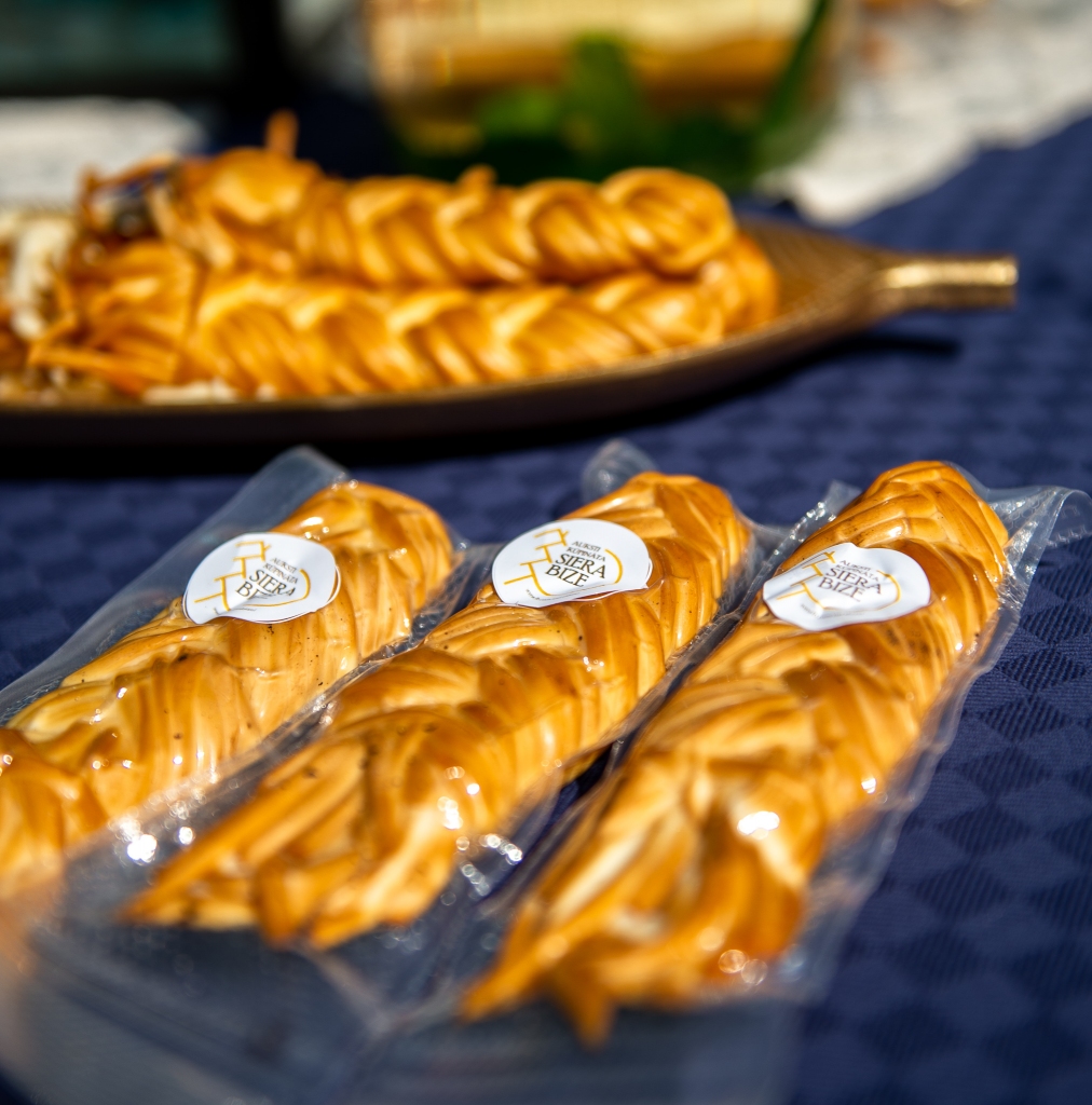 100% roku darbs. Divās dienās no piena līdz aromātiskai un sātīgai bizei.