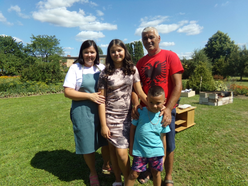 VIESMĪLĪGĀ KURTI ĢIMENE — Agnese un Nikols ar bērniem Annu un Tomasu.