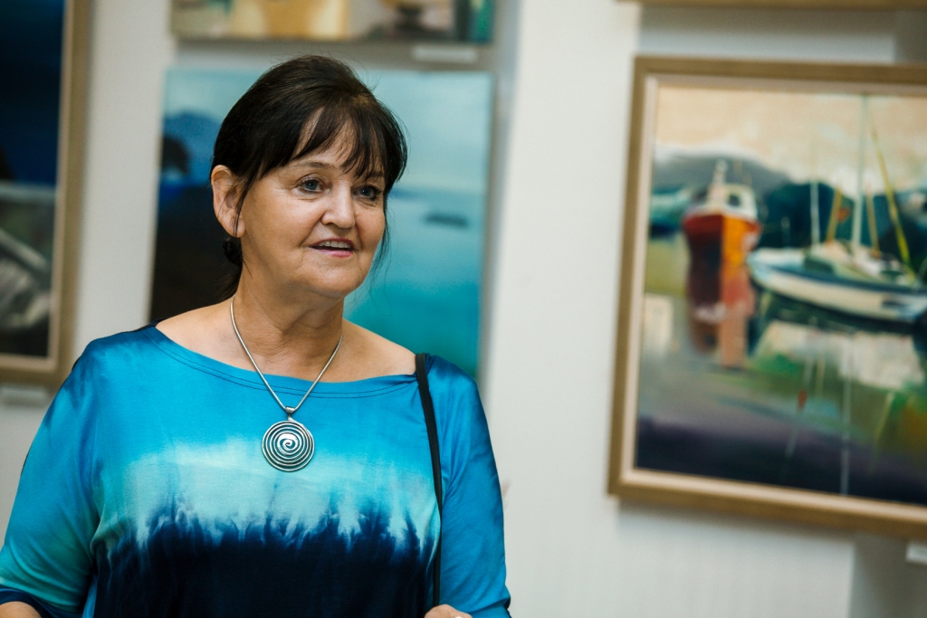 Muzejā — Ligitas Caunes izstāde. Viesītes muzeja “Sēlija” nodaļā “Paula Stradiņa skola” skatāmi novadnieces Ligitas Caunes ceļojumu iespaidi izstādē “Te un tālumā”. Ligita Caune strādā eļļas, akrila, akvareļtehnikā un grafikā. Izstrādā vitrāžu metus. Izstādēs piedalās no 1980. gada. Sarīkojusi vairāk nekā 40 personālizstāžu gan Latvijā, gan ārvalstīs — Dānijā, Somijā, Itālijā, Austrijā, Krievijā, Lietuvā u. c., kā arī piedalījusies izstādēs un glezniecības plenēros Latvijā un ārzemēs. Mākslinieces darbi atrodami privātkolekcijās un muzeju fondos, tostarp Viesītes muzeja “Sēlija” krājumā. “Izstādē “Te un tālumā” ir ceļojumu iespaidi — mani ceļa un saules meklējumi. Tie ir darbi, kas pārsvarā tapuši ceļojumu laikā, sēžot Venēcijas kanālmalā, uz soliņa ielas stūrī, Marakešas tirgus juceklī, šūpojoties autobusā, veroties pa viesnīcas logu, baudot neparastos sižetus Santorini salā, kolorītu un karsto sauli Itālijā un beidzot mājās — darbnīcā, izbaudot burvīgo atgriešanās prieku un veldzējoties ceļojumu atmiņās,” par izstādi saka māksliniece Ligita Caune.
Autors: publicitātes