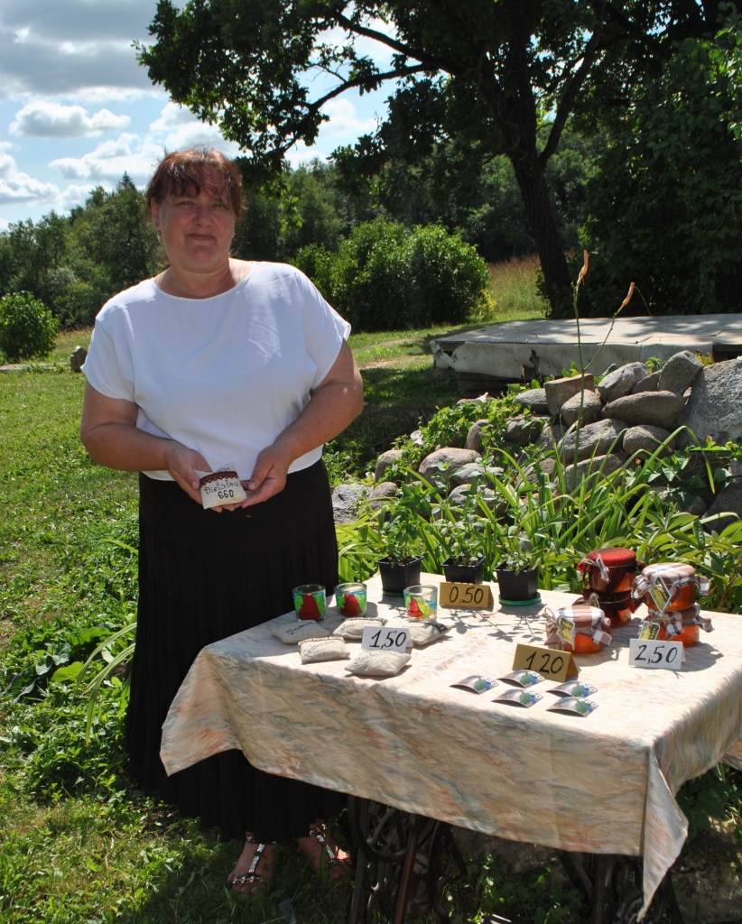 SUVENĪRUS ar Vietalvas vārdu rāda saimniece Agita.