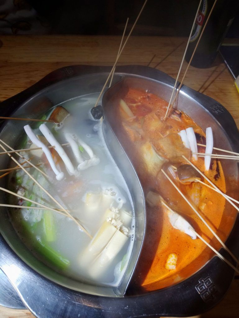 “Karstais katls”. Galda vidū ietaisīts katliņš, ko darbina ar elektrību, lai ūdens vai buljons tajā vārītos. Restorāna apmeklētāji ledusskapjos izvēlas koka iesmiņus, uz kuriem sadurtas sēnes, tofu, dārzeņi. Tos liek katliņā, uzvāra un ēd.
Autors: no ceļotāju albuma