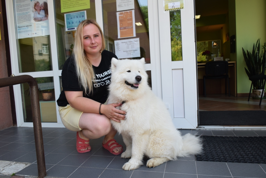 Ļoti draudzīga. Kanisterapijas speciāliste Signe Bērziņa ar ļoti draudzīgo Loru, kas ar savu jauko  smaidu apkārtējos raisa pozitīvas emocijas.