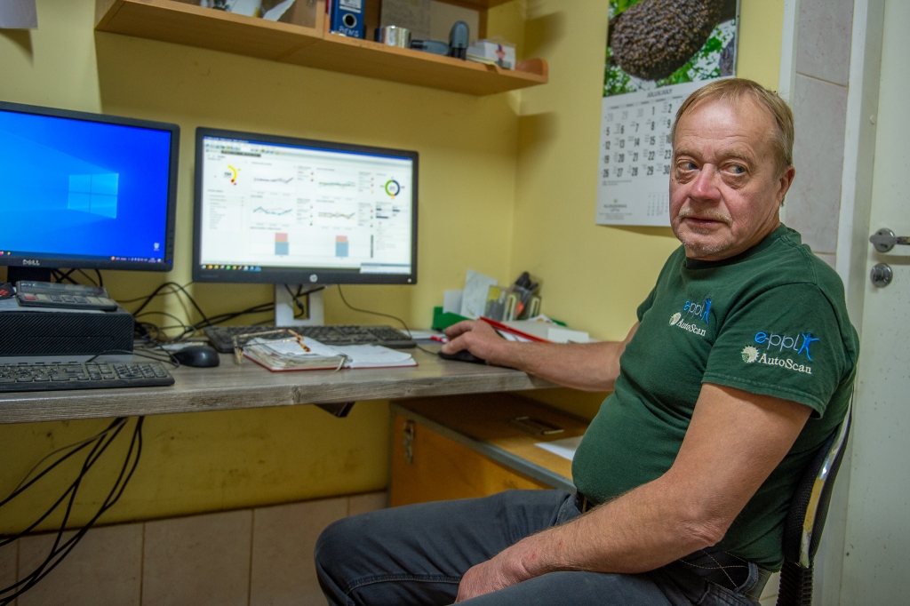 Viss kā uz delnas. Raimonds Leitis datora ekrānā redz datus par katru no govīm.