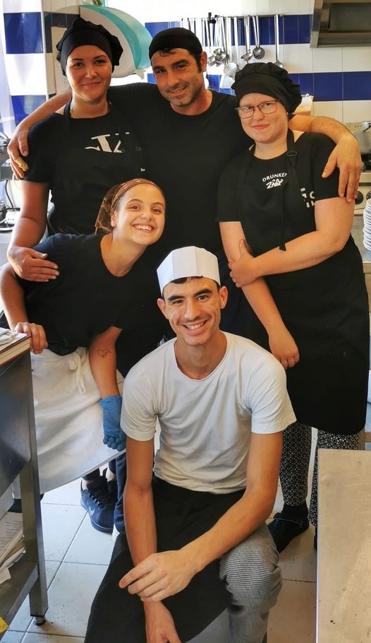 Skolā gūtās zināšanas pārbaudīt praksē un iemācīties arī kaut ko no jauna — šāda iespēja “Erasmus +” projektā bija Aizkraukles Profesionālās vidusskolas  trim ēdināšanas pakalpojumu programmas topošajām speciālistēm  Vinetai Strumskai, Veronikai Mališevai un Madarai Klevai. Viņas  četras nedēļas praktizējās Itālijā, Rodi Garganiko pilsētiņā, “Hotel Rivera” restorānā. Brīvajos brīžos audzēknes baudīja skaisto un saulaino Itāliju. 21. jūlijā meitenēm bija pēdējā prakses diena.
Autors: no skolas “Facebook” lapas