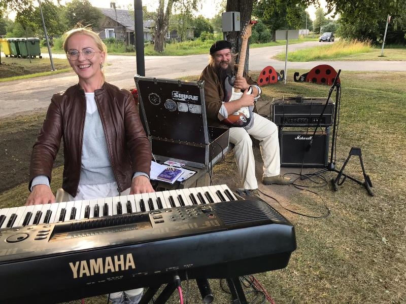 sumina marijas. Ceturtdien, 22. jūlijā, vārdadienu svinēja Marijas. Šajā dienā daudzesiešiem tika piedāvāta Marijas dienas vakara pastaiga, kuras laikā ikviens Aizsargu laukumā varēja apskatīt sērenietes Sandras Vanagas jaunākās fotogrāfijas un vairāku daudzesiešu — Lāsmas Ronimoisas, Danielas Hmeļņickas, Amandas Grīnbergas un PII “Čiekuriņš” audzēkņu  (skolotāja Aija Brūklena) — darbus.  To visu varēja baudīt  muzikālā fonā, par ko parūpējās sērenieši Iveta un Jānis Kraševski (attēlā). Pozitīvām emocijām bagāts pasākums — tāds bija pastaigas dalībnieku vērtējums.
Autors: no www.daudzese.lv