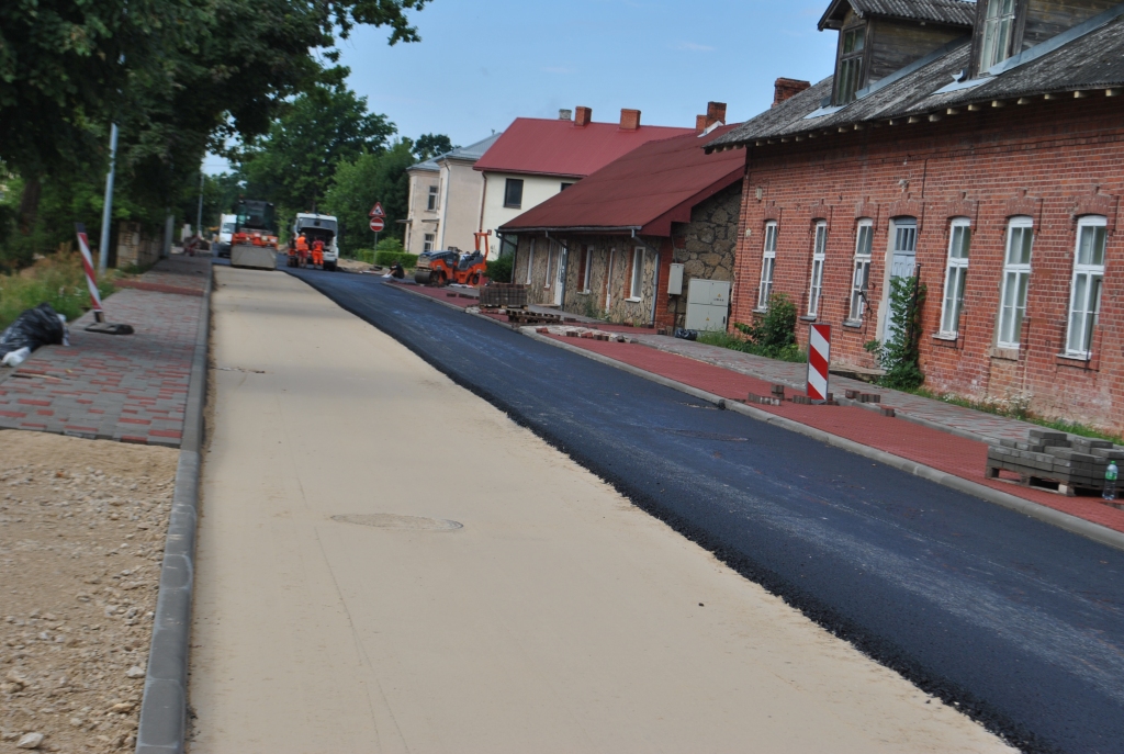 DARBI TURPINĀS arī Raiņa ielā pilsētas centrā.