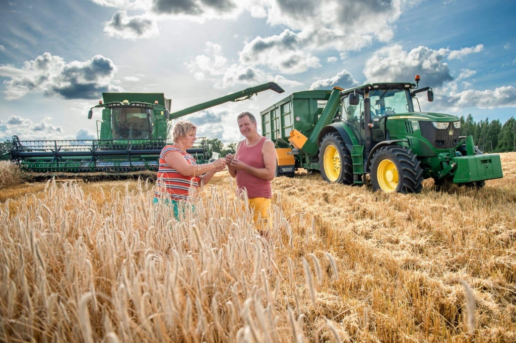 SVĒTKI ZEMNIEKIEM. Lai gan darba ritms ražas novākšanas laikā ir intensīvs un saspringts, Staburaga pagasta zemnieks Aigars Dobulāns atzīst: “Tie taču zemniekam ir svētki — kult graudus maizei!” Ik dienu vīram līdzās, vedot nokultos graudus, strādā arī dzīvesbiedre Andra. Saulainajā 1. augusta pēcpusdienā raiti darbi ritēja daudzās zemnieku saimniecībās, arī SIA “Velmaraiši”.
Autors: Imants Kaziļuns