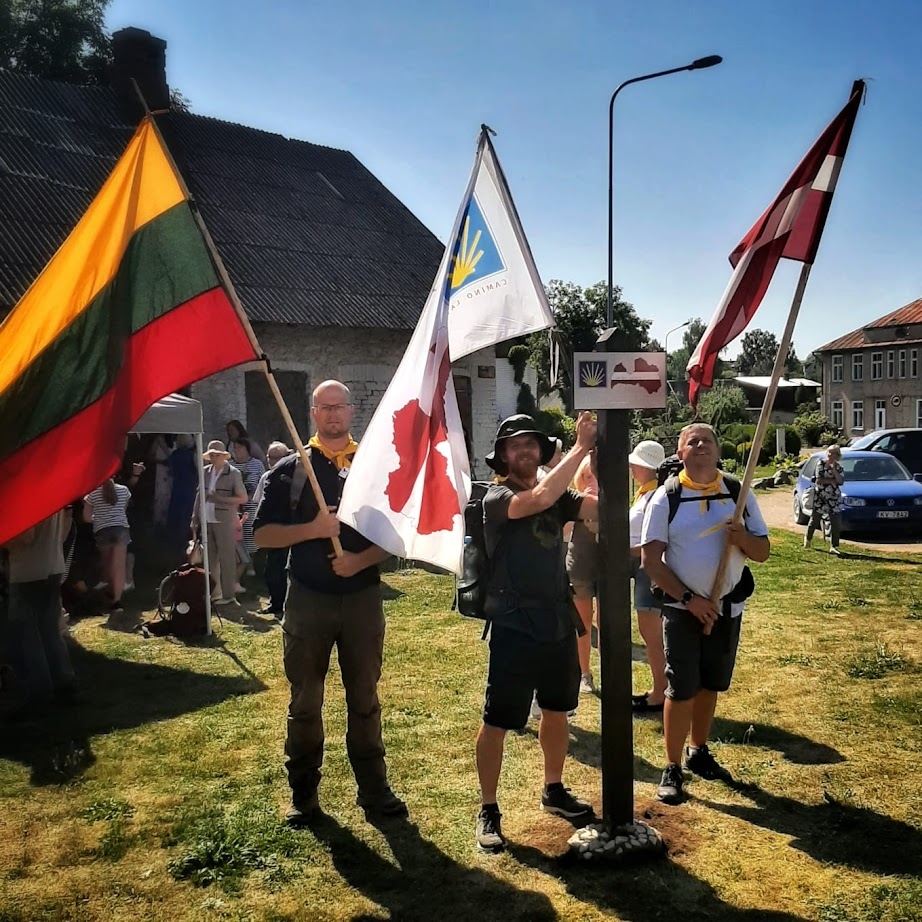 Uzstāda Santjago (Sv. Jēkaba) ceļa atzīmi Skaistkalnē. 2021. gads ir īpašs Svētā Jēkaba ceļa gājējiem, jo 2020. gada 31. decembrī ar Santjago de Kompostelas katedrāles Svēto durvju atvēršanu tika izsludināts Svētā Jēkaba jubilejas gads. Šāds gads tiek izsludināts ik reizi, kad 25. jūlijs, Svētā Jēkaba diena, ir svētdienā. Tāpēc 25. jūlijā Latvijas Svētā Jēkaba ceļa asociācija, kas veido Svētā Jēkaba ceļu Latvijā, aicināja uz šīs dienas svinībām Skaistkalnē. Todien svinīgā svētbrīdī Skaistkalnes Sv. Jaunavas Marijas Debesīs Uzņemšanas baznīcā tika iesvētīta Latvijas Sv. Jēkaba ceļa zīme , kas norāda, ka līdz Santjago de Kompostelas katedrālei Spānijā atlikuši 4308 km. Pasākuma turpinājumā, piedaloties “Camino Latvia un Camino Lituano” pārstāvjiem, priesterim tēvam Jānim un priesterim Andrejam Mediņam, daudzskaitlīgam svētceļnieku pulkam, netālu no Latvijas—Lietuvas robežas tika uzstādīta Santjago ceļa atzīme. Šajā vietā ar priestera Andreja Mediņa gādību jau top Sv. Jēkaba ceļa gājēju naktsmītne “Albergue” (tā ceļinieku naktsmājas sauc Spānijā). Spāņu valodā ‘camino’ nozīmē ceļš. Ceļinieku valodā tas ir darbības vārds. Santjago ceļš (Camino de Santiago) ir viens no populārākajiem svētceļnieku maršrutiem pasaulē. Šī ceļa galamērķis ir Sv. Jēkaba katedrāle, kura ir Spānijas ziemeļu pilsētā Santjago de Kompostelā.
Autors: no Latvijas Sv. Jēkaba  ceļa asociācijas