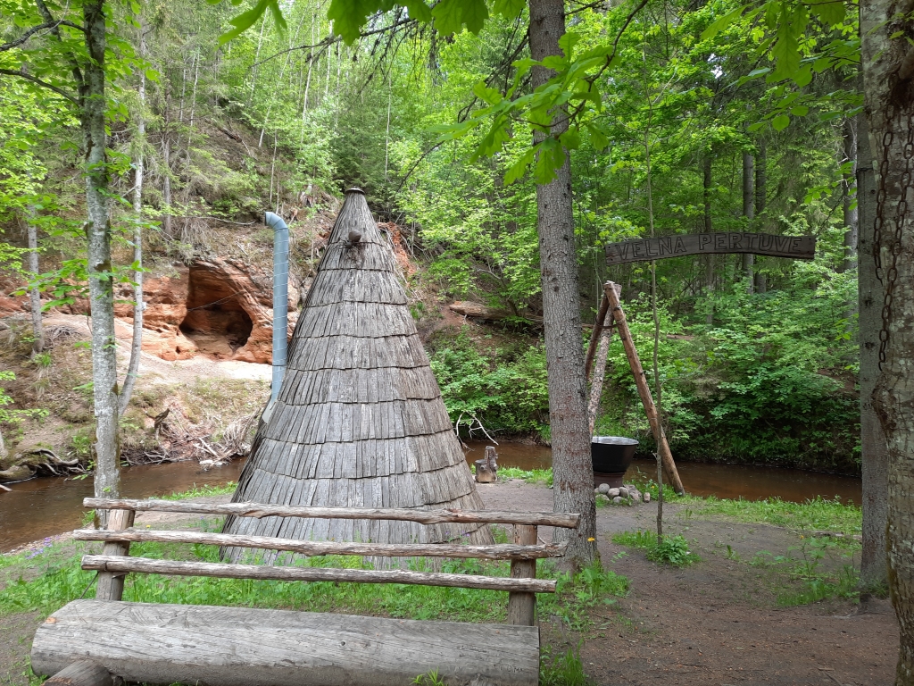 ATPŪTAS VIETA aicina apstāties.