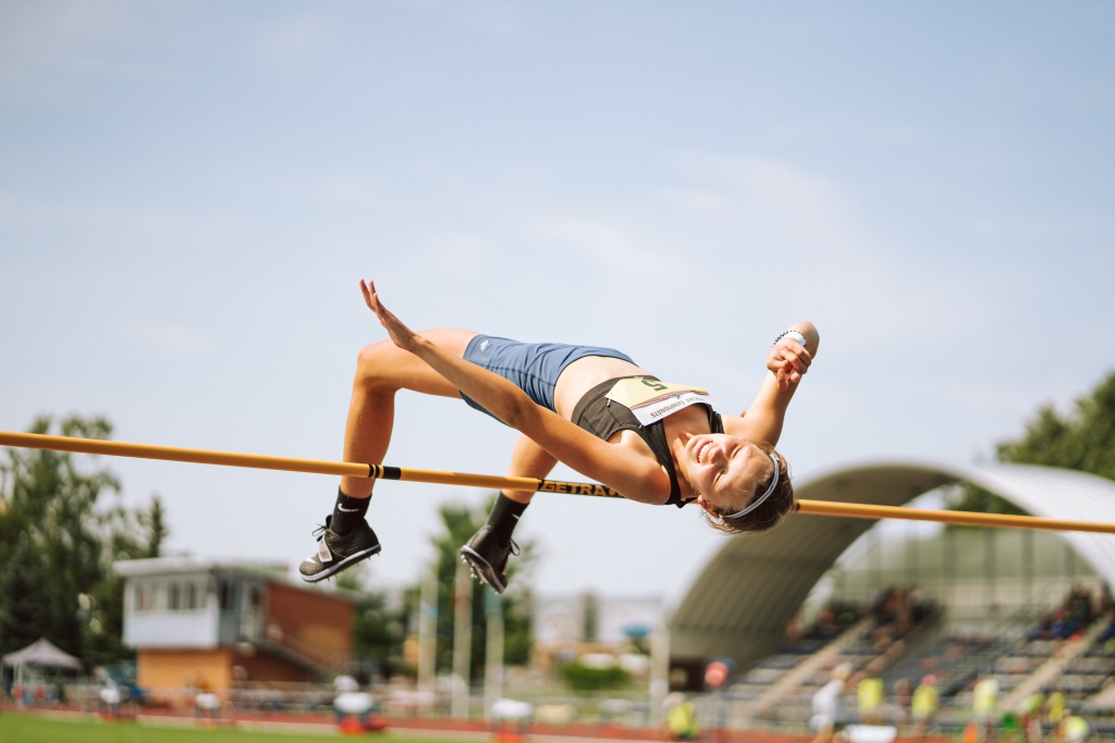 Marta Užule, Latvijas U14 grupas čempione augstlēkšanā, pārvarēja iespaidīgu augstumu — 1,61 metru!
Autors: Guntis Bērziņš