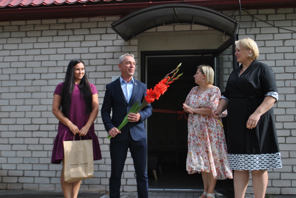 LAI VEIKSMĪGS DARBS! Atklāšanā Pļaviņu Sociālā dienesta vadītājai Evai Zeipei-Mačai (no labās) un dienas centra vadītājai Ilzei Krastiņai (otrā no labās) vēl Pļaviņu apvienības pārvaldes vadītāja funkciju veicējs Aivars Bardovskis un projektu vadītāja Olita Znotiņa.