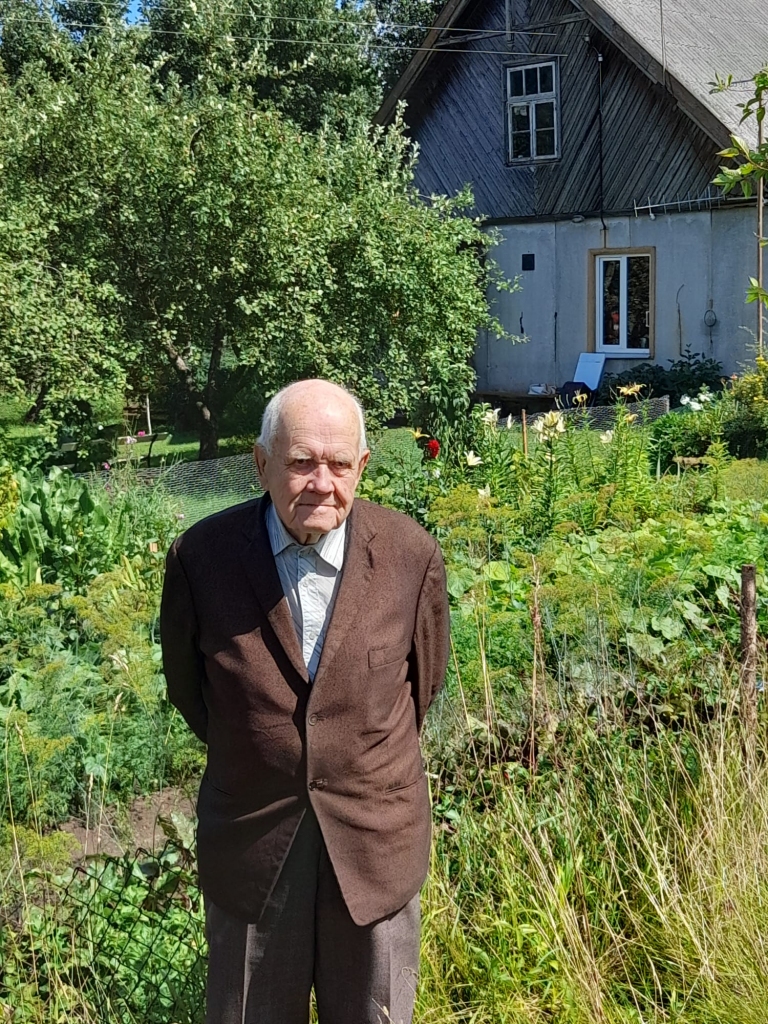 Kārlis Celms: “68 gadus esmu šeit nodzīvojis. Sevi varu pilnībā uzskatīt par vietalvieti, odzienieti, sauciet, kā gribat.” Pie “Kaļvu” mājām, par kurām visu mūžu gādājis.