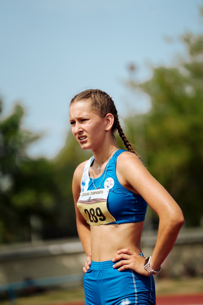 Koncentrējusies startam. Latvijas U16 grupas čempione šķēpa mešanā Elza Lazdiņa.
Autors: Guntis Bērziņš