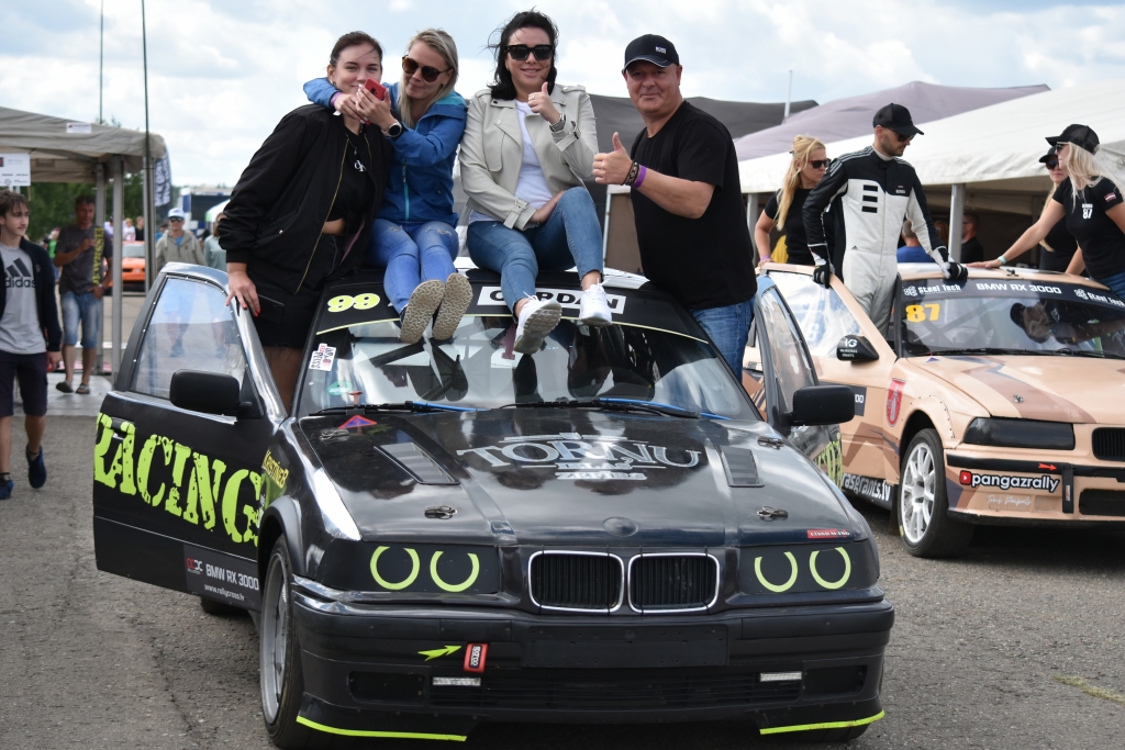 Bildinājums trasē. Lai gan Aleksejs Kreipāns (no labās) šajās sacensībās nepiedalījās, viņa vārds izskanēja varbūt pat skaļāk nekā daža laba sportista vārds. Sacensību atklāšanas parādes laikā tieši pretī skatītāju tribīnēm Aleksejs bildināja savu mīļoto Angelinu (otrā no labās), un viņa teica — jā!