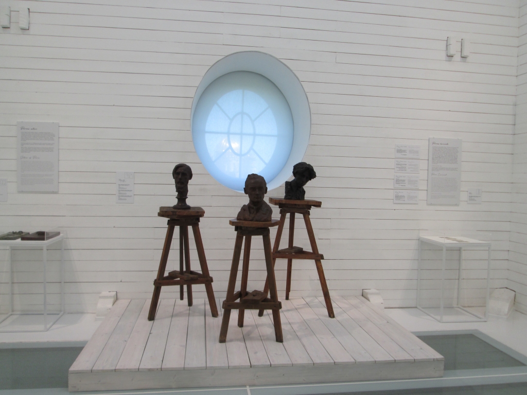 Skats no ekspozīcijas.  Izstādi  papildina arī mākslinieka radītie draugu krūšutēli.
Autors: Ināra Sudare