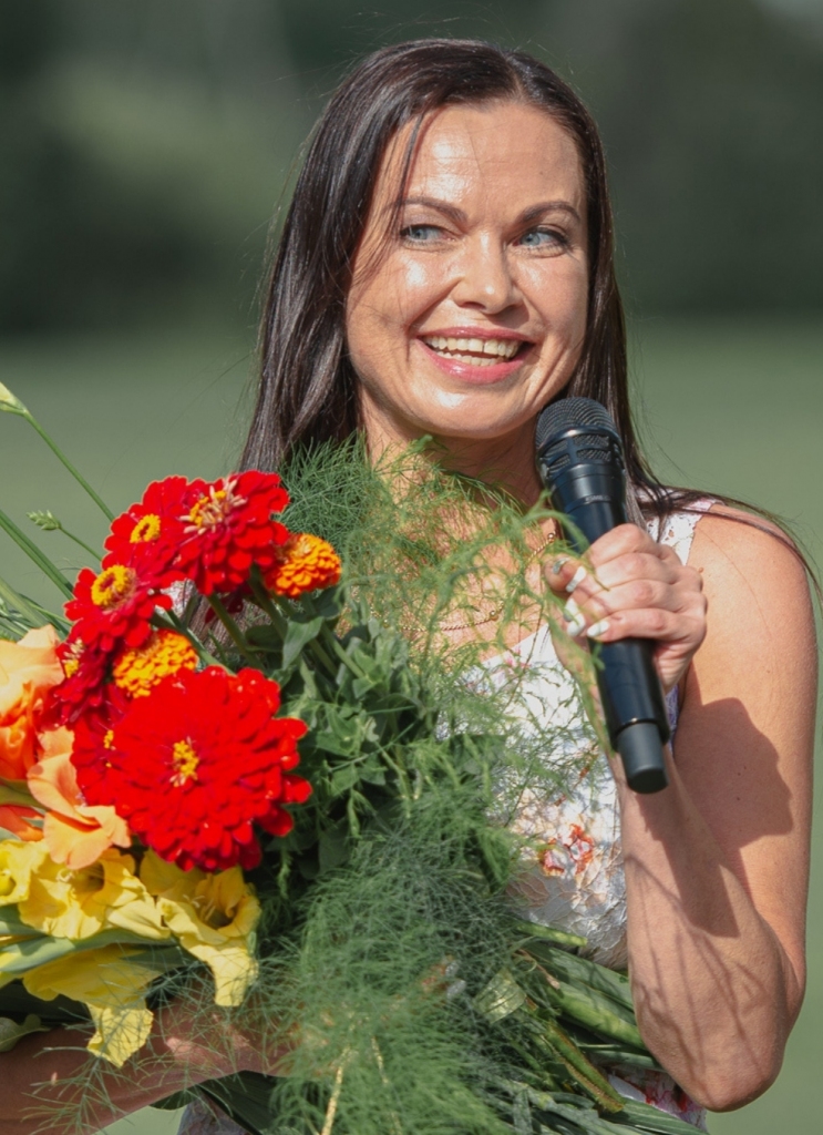 Šī gada prēmijas saņēmēja Evija Krūze: “Teātris ir mana mūža mīlestība. Šis apbalvojums ir apliecinājums tam, ka šī mīlestība ir abpusēja. Paldies valliešiem, ka arī jūs mīlat teātri.”