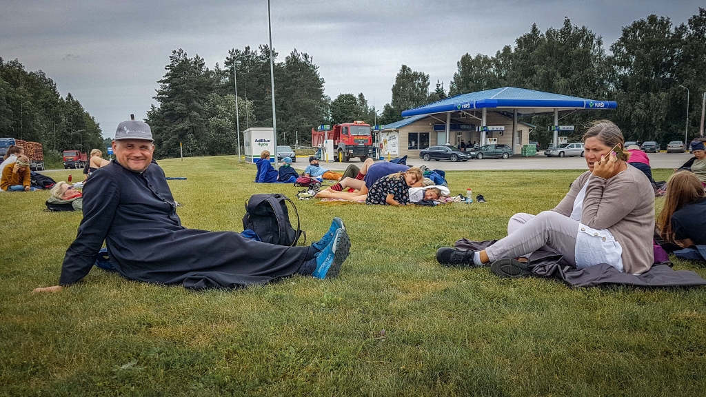 Pusdienu laiks. Apvienotā svētceļnieku grupa apmetusies netālu no Aizkraukles — Kalngalos.