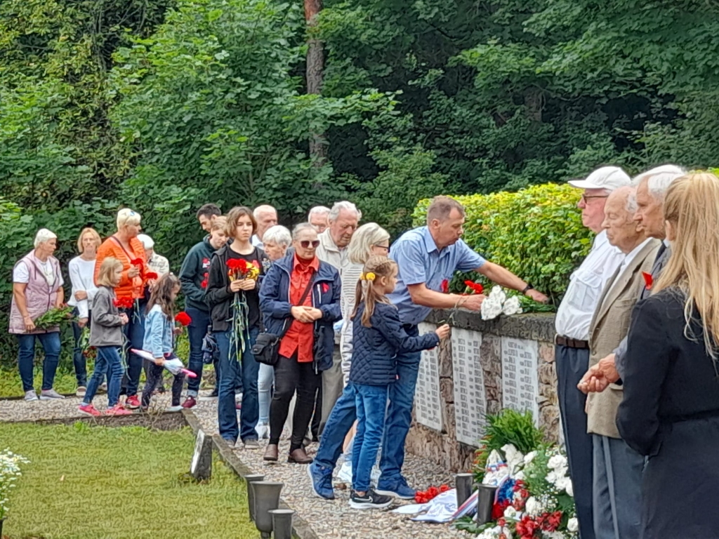 Augusta pirmā sestdiena ir laiks, kad jau vairākus gadu desmitus Vietalvas pagasta brāļu kapos tiek pieminēti Otrā pasaules kara notikumi. Izņēmums nebija arī šis gads. Vietalvā norisinājās smagas kaujas, un brāļu kapos atdusas 517  kritušo karavīru. “Līdzīgi kā memoriālā Lāčplēsis cīnījās ar Melno bruņinieku, tā arī viņi cīnījās par savu zemi,” tika sacīts uzrunā sanākušajiem. Kritušo piemiņa tika godināta ar klusuma brīdi, ziediem un vainagiem. Par piemiņas brīža muzikālo ietērpu parūpējās gan Pļaviņu, gan Ērgļu mūziķi.