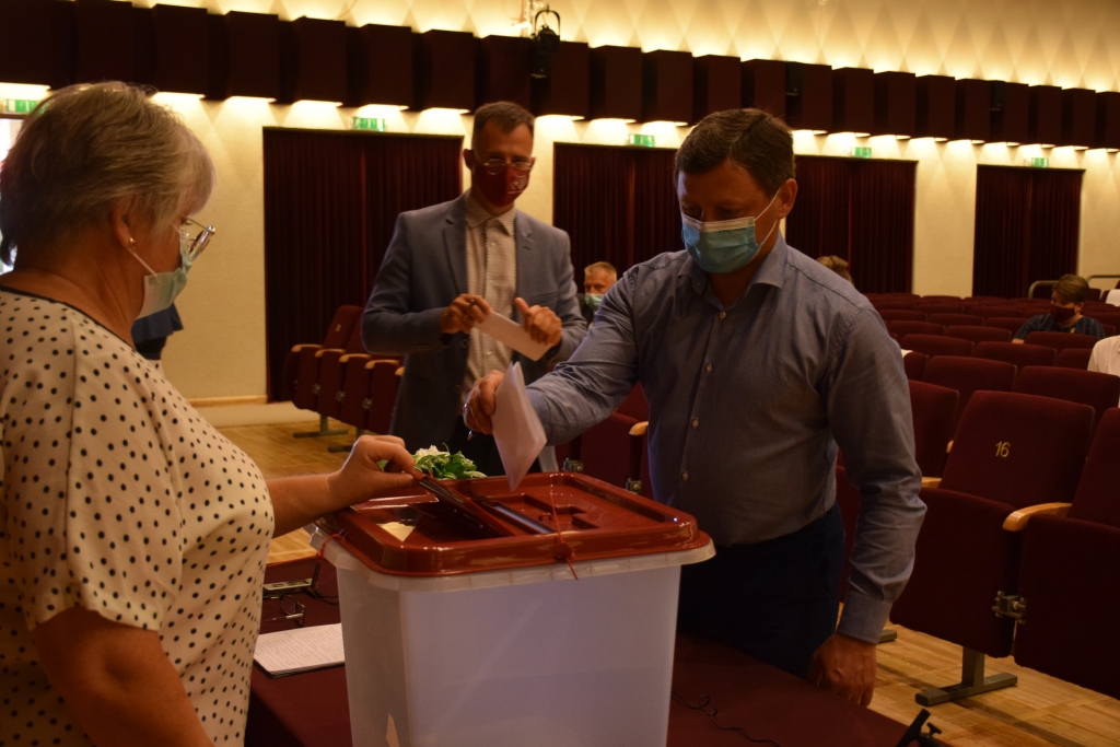 Balso līdzīgi, bet ir atšķirība. Gan Saeimas, gan domju priekšsēdētāju un vietnieku vēlēšanās tiek balsots ar vēlēšanu zīmēm, mudinot domāt, ka tās visas ir aizklātas. Tomēr ir atšķirība: saskaņā ar likumu Saeimas vēlēšanas ir aizklātas, bet deputātu balsojums par domes vadību — atklāts, jo zināms, par ko kurš balsojis.
Autors: no “Staburaga” arhīva