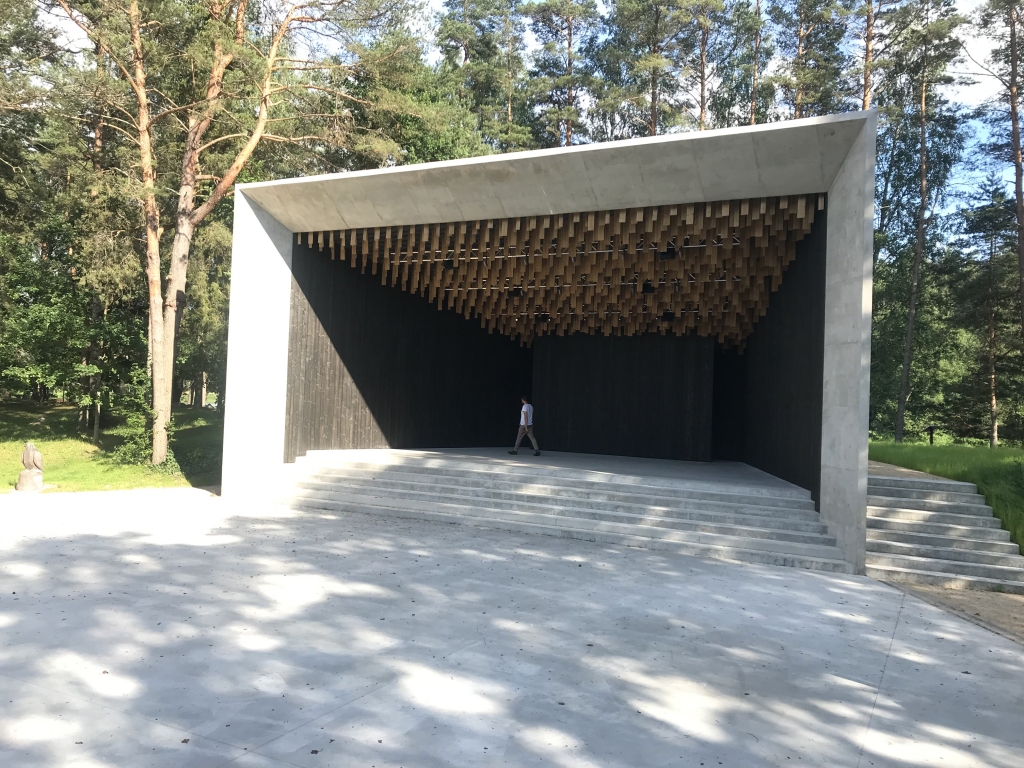 Kokos paslēpusies pavisam “svaigi” renovēta estrāde ar senu vēsturi un modernu apgaismojumu. Te noteikti būtu vērts apmeklēt kādu koncertu!