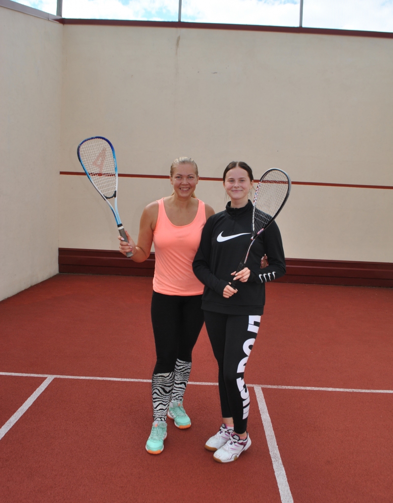 SPĒLE AIZVADĪTA — gandarītas par paveikto ir spēlētājas Daiga (no kreisās) un Nikola.