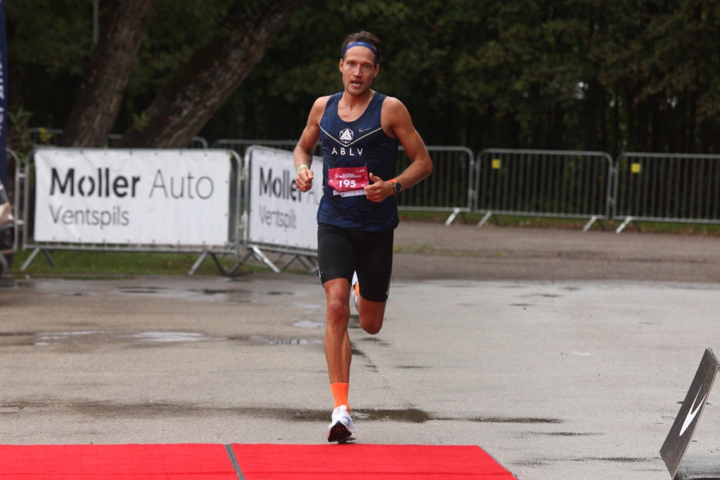 Finiša taisnē. Koknesietis Jānis Višķers Kuldīgas pusmaratonā, kas bija arī Latvijas čempionāts, izcīnīja 2. vietu.
Autors: Mareks Galinovskis