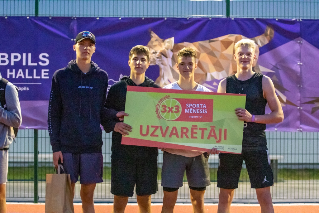 Uzvaras tālmetiena autors Jānis Censonis no Jaunjelgavas (otrais no labās) ar komandas biedriem.
Autors: Lāsma Irša