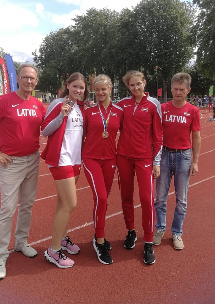 Treneris Mārtiņš Holsts (no kreisās), Elīna Lazdoviča, Amanda Malatkovska, Una Gadzāne un treneris Viktors Ņuhtiļins.
Autors: no personīgā albuma