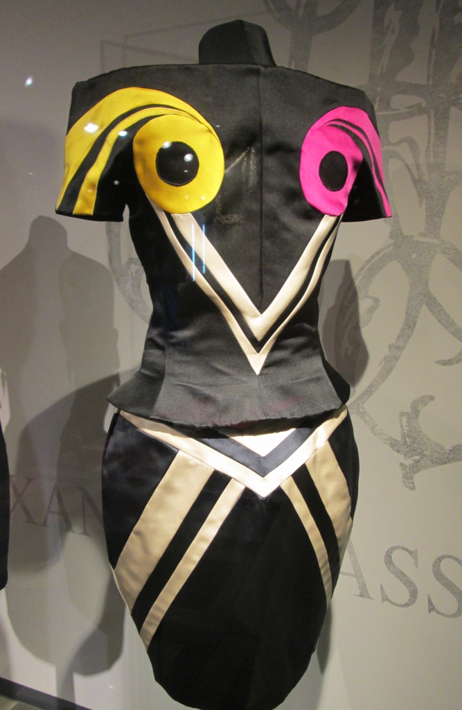 Kostīms ar mini svārkiem un krāsainām ģeometriskām aplikācijām Džanni Versačes izpildījumā.