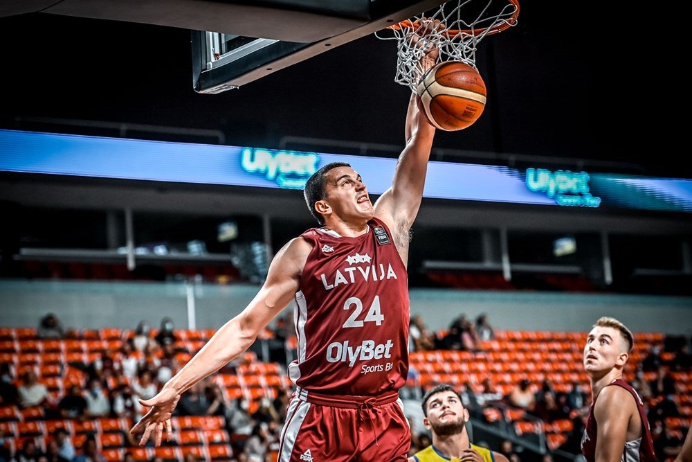 Grozā! Latvijas izlases sastāvā Pasaules kausa priekškvalifikācijas spēlēs basketbolā laukumā cīnījās arī koknesietis Andrejs Gražulis.
Autors: no www.basket.lv