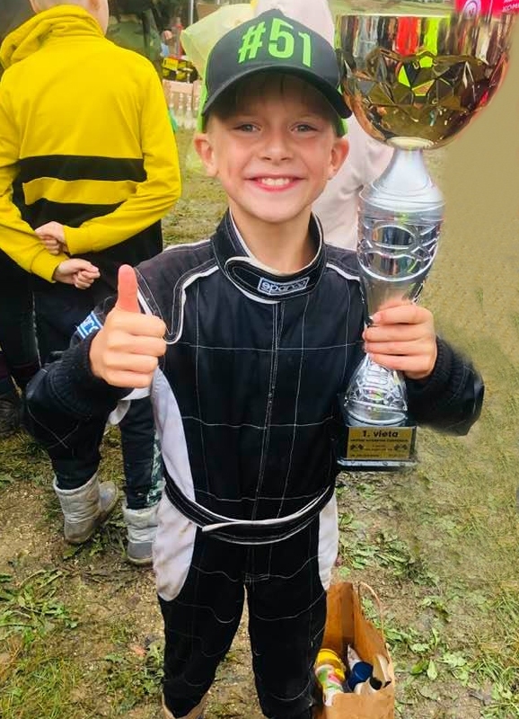 Emīls Mirošņiks šajās sacīkstēs uzvarēja smagās un dubļainās cīņās.
Autors: no Sanitas Mirošņikas albuma