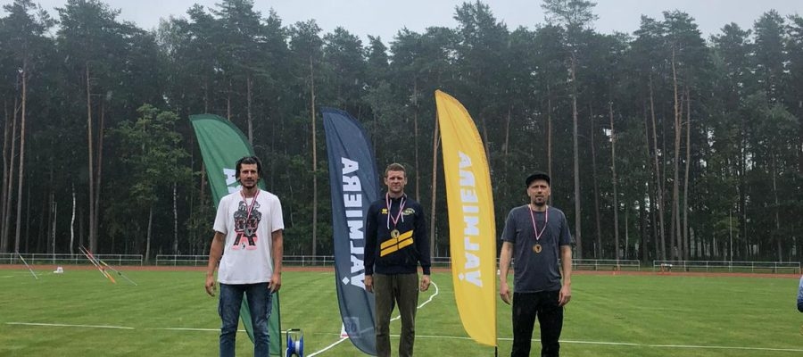 Stadions iesildīts godam. Jaunatklātajā Valmieras Daliņa stadionā trīssoļlēkšanas sacensībās uzvarēja koknesietis Dāvis Kalniņš (vidū).
Autors: no personīgā albuma