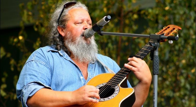 Iedegs dziesmu ugunskuru. Pēc nedēļas Haralds Sīmanis muzicēs Daudzevā.
Autors: publicitātes