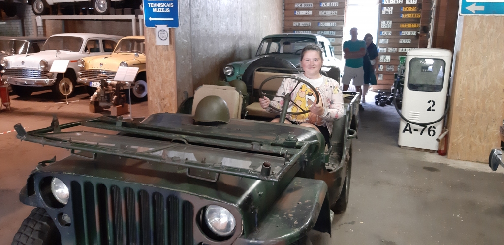 “Retro garāžā - D” ir viens no jaunākajiem apskates objektiem, kas atvērts pagājušā gada rudenī. Iespējams, ka te apskatāma lielākā moskviču kolekcija Baltijā. Fotosesijām gan atvēlēts izturīgāks un pamatīgāks autiņš.