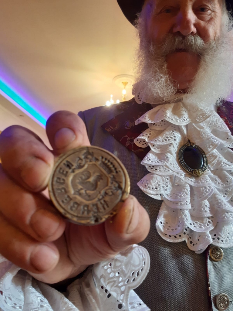 Oriģinālais. Barons fon Hāns zīmogu gan ļāva apskatīt, bet no rokām neizlaida.