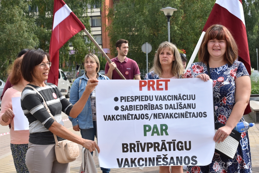 MIERMĪLĪGS PIKETS. Aizkrauklē stundu garais iedzīvotāju pikets pret piespiedu vakcināciju norisinājās mierīgi, tā sākumā un beigās skanēja gan pašu dalībnieku, gan atbalstītāju aplausi.