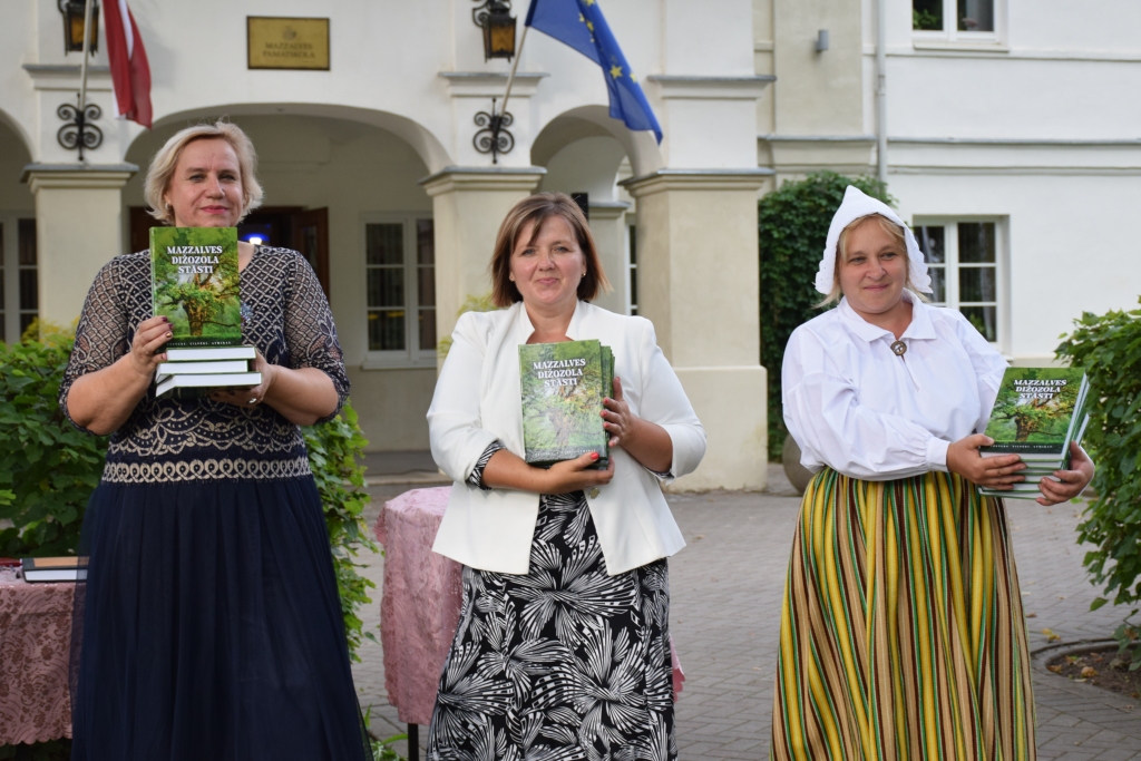 Mazzalve ir lepna. Vēsturisks brīdis, jo ir tapusi pirmā grāmata par Mazzalvi. Mazzalvieši lepojas, ka tā iznākusi dižena uz skaista.